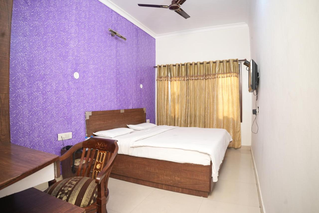 Hotel Holiday Comfort Amritsar Exterior photo