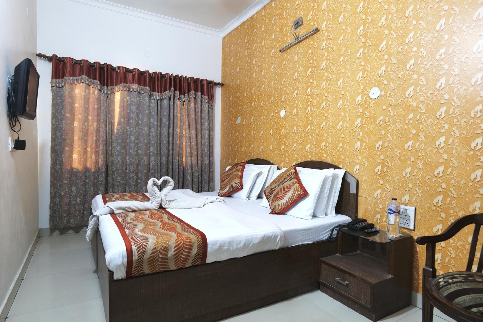 Hotel Holiday Comfort Amritsar Exterior photo