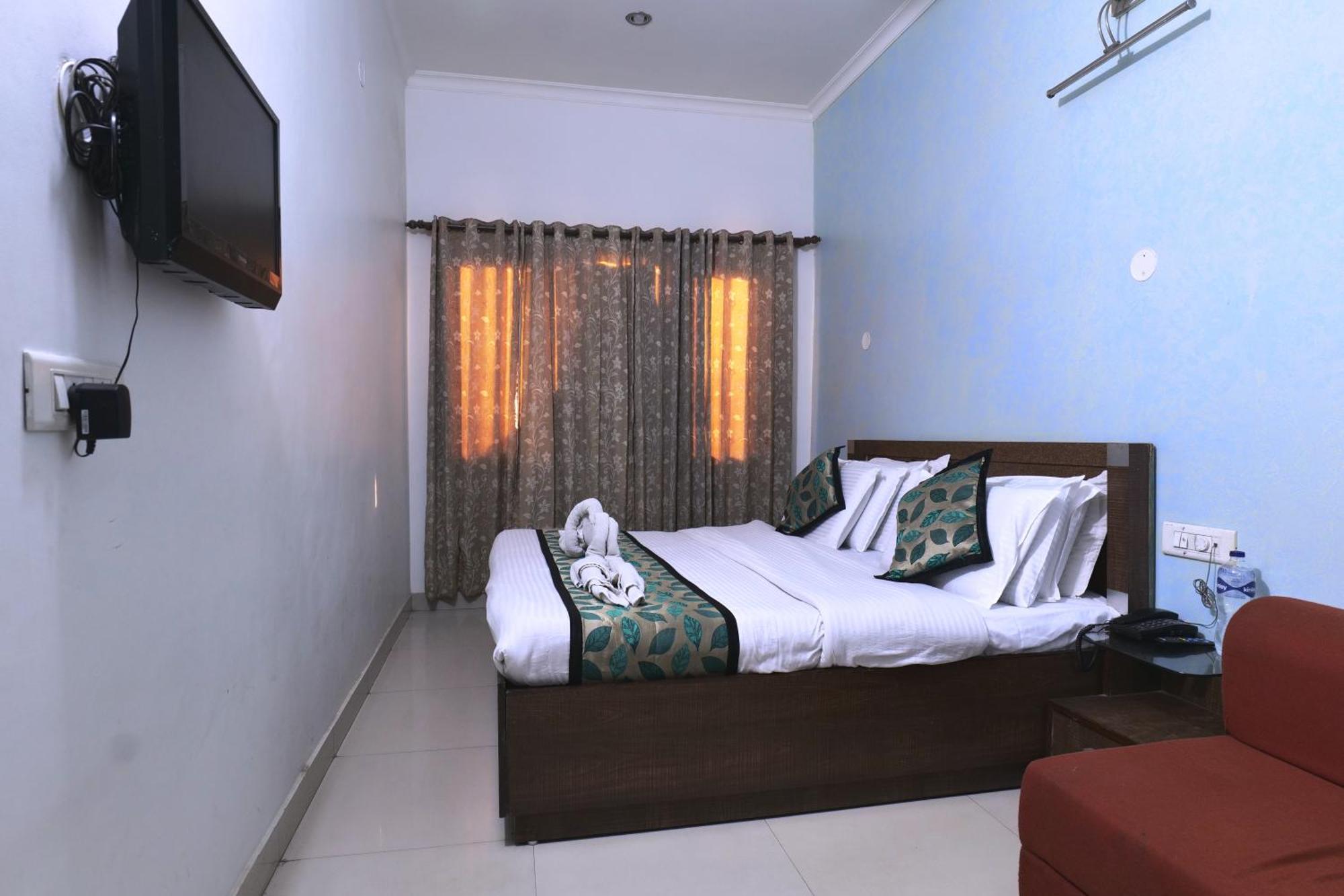 Hotel Holiday Comfort Amritsar Exterior photo