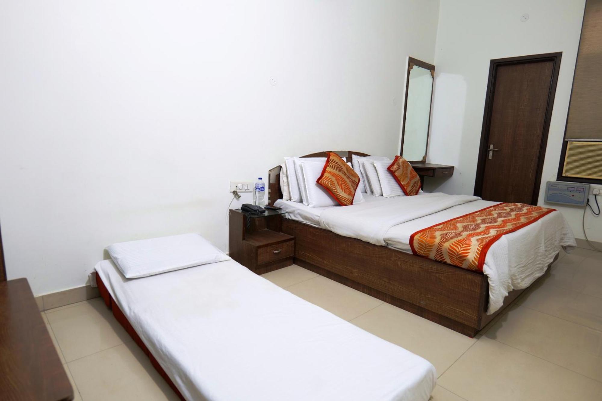 Hotel Holiday Comfort Amritsar Exterior photo