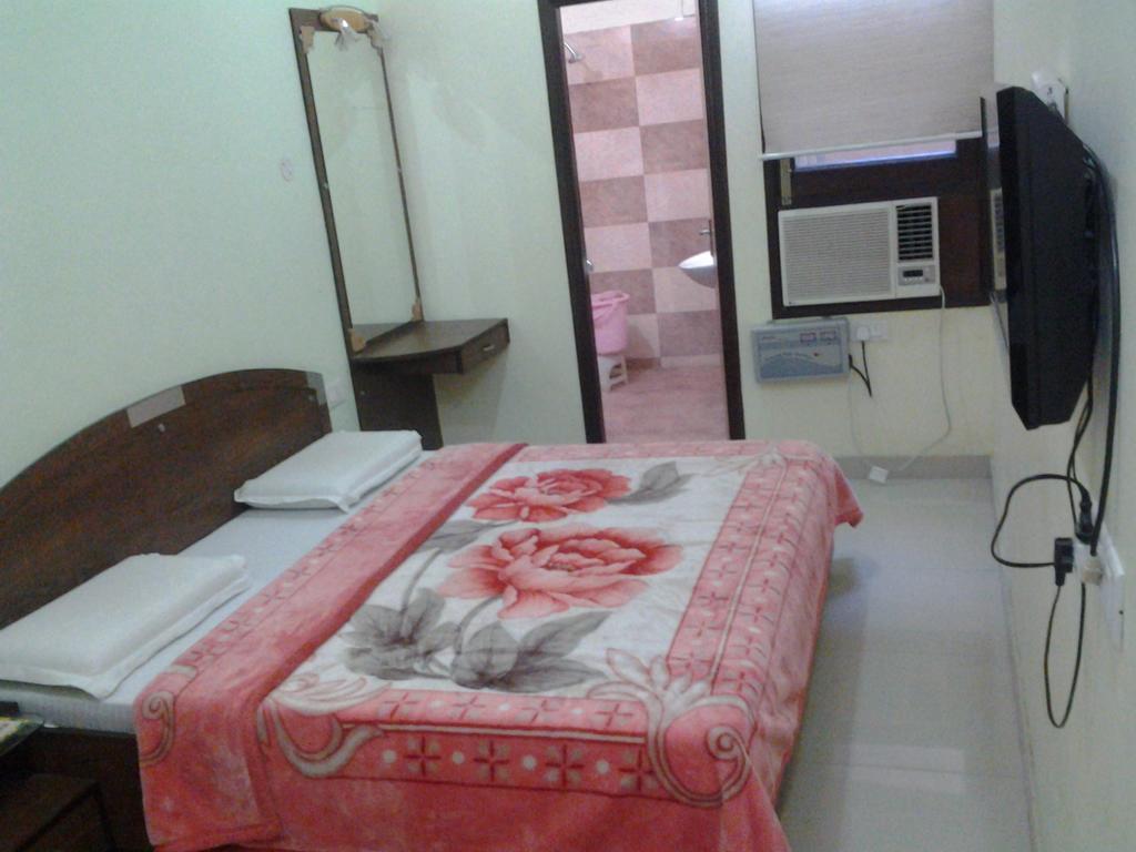 Hotel Holiday Comfort Amritsar Exterior photo