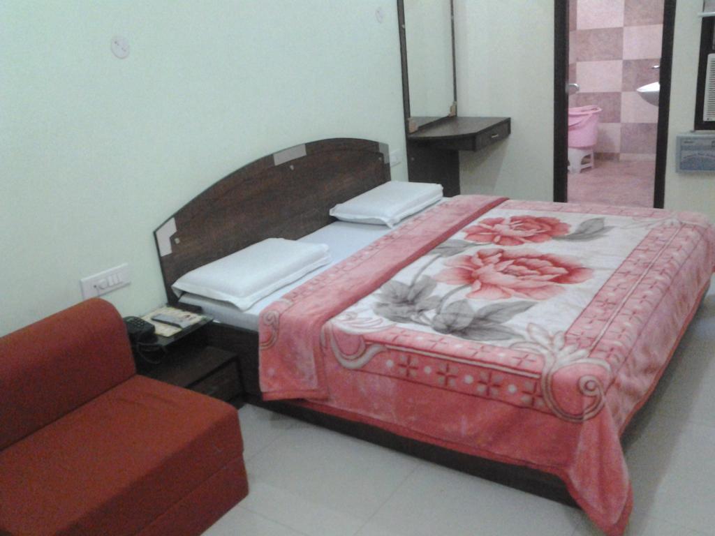 Hotel Holiday Comfort Amritsar Exterior photo